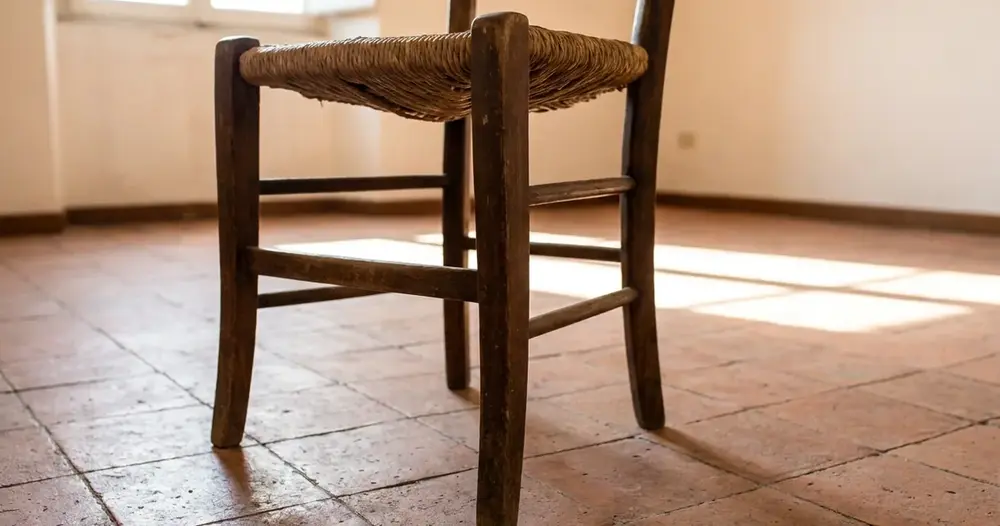cadeira de madeira e piso de cerâmica em ambiente claro e silencioso